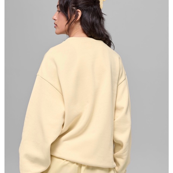 ALO Yoga Accolade Crew Neck Pullover -
Candlelight Yellow - Picture 4 of 5